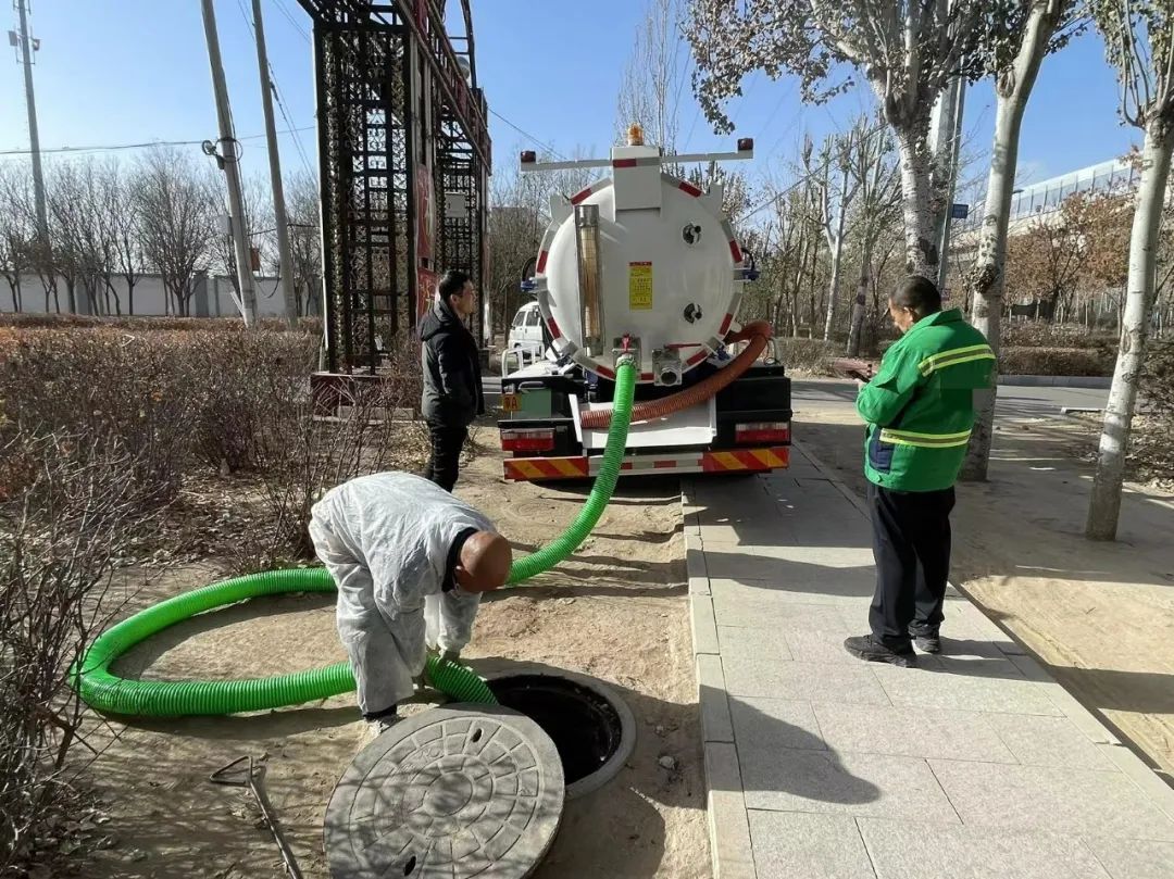 Le premier camion d'aspiration des eaux usées purement électrique de Mongolie intérieure sous licence, utilisant le châssis Dongfeng et Yiwei + le système de contrôle de puissance