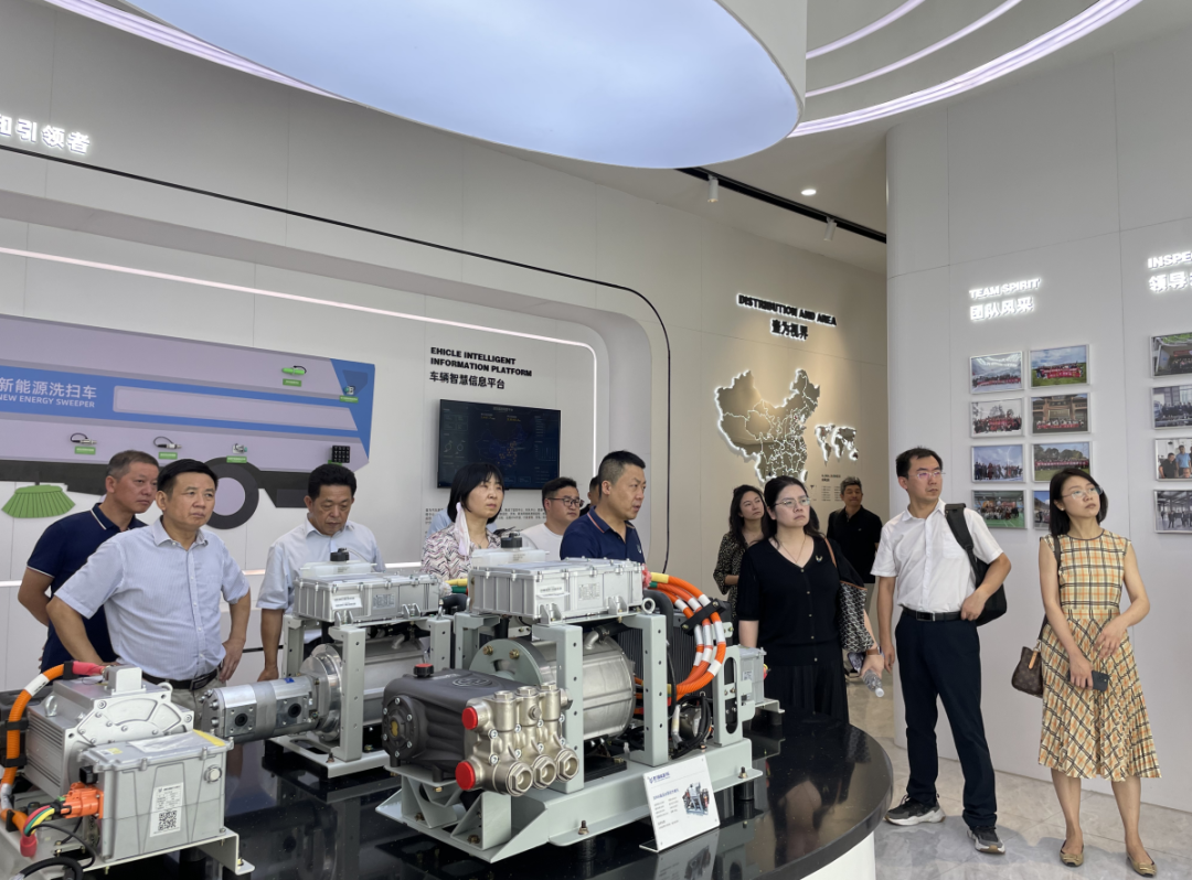 Srdečně vítáme vedoucí představitele průmyslové investiční skupiny Hubei Changjiang na návštěvě Yiwei Automobile Manufacturing Center za účelem vyšetřování a vyšetřování