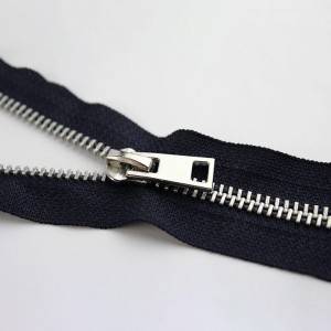 Black Metal Zipper 5# metal zip ធ្មេញធម្មតាភ្លឺចាំង sliver ធន់នឹងភ្លើង ចុងបិទជិត