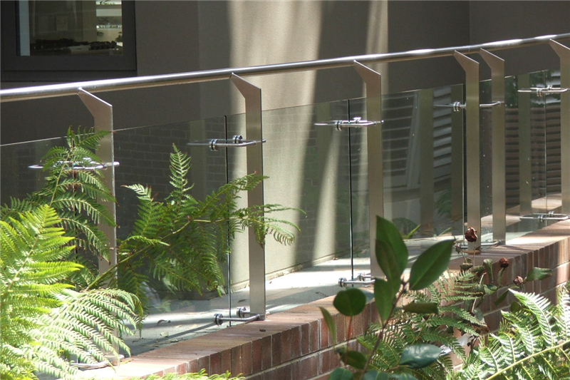 Beboelse villa glas autoværn altan gangbro rulletrappe gelænder glas