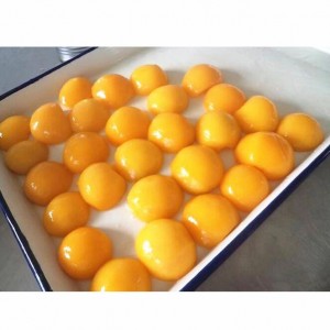 Konserverade gula persikahalvor, skivor i sirap