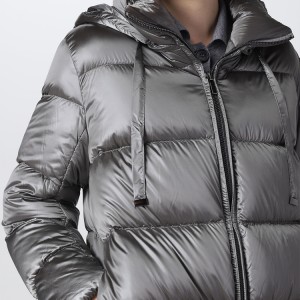 Augstas kvalitātes, pielāgota sieviešu jaka ar kapuci