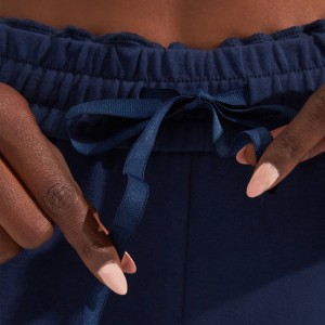 Calça de moletom feminina slim fit para corrida com cordão personalizado na cintura e bolso cargo