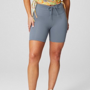 Ženske kratke kolesarske hlače z visokim pasom in naborki po meri