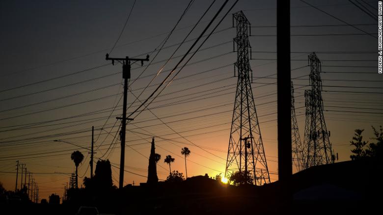 Kalifornianoj petis malpliigi la uzadon de elektro dum ekstremaj varmokondiĉoj