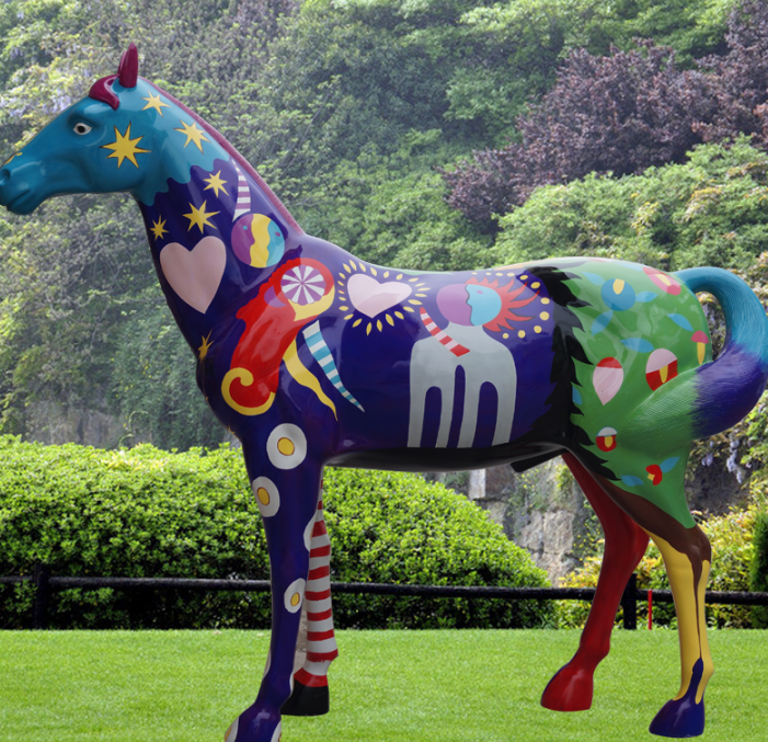Von der Galerie zu Ihnen nach Hause: Atemberaubende Fiberglas-Pferdeskulpturen