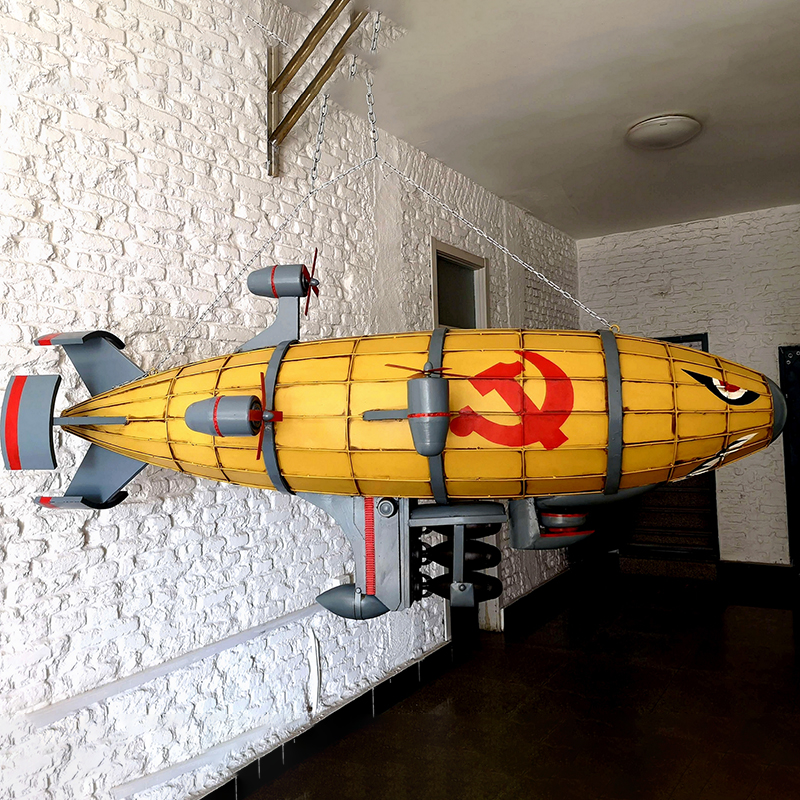 Dzelzs retro liels industriālā stila kulons Red Alert Kirov blimp model-M Featured Image