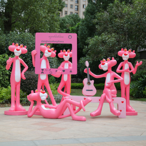 Escultura de fibra de vidrio de pantera rosa al aire libre grande de dibujos animados