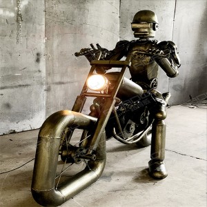 Ретро панк индустриалды стильдегі мотоцикл роботының үлгісі