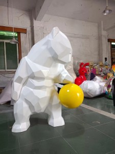 Arca beruang upacara bersaiz besar di pusat beli-belah