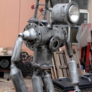 Vintage metalni model robota u parnom punk stilu