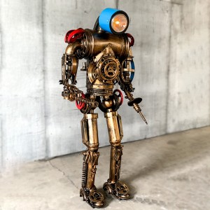 Kreativni metalni model robota u vintage industrijskom stilu ukrasi bar restorana
