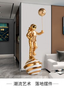 Decoração criativa sala de estar grande escultura de astronauta