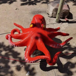 Nástenná dekorácia so sochou chobotnice vlastnej veľkosti zo sklenených vlákien