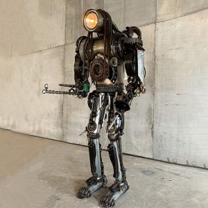 Kreatywna dekoracja z metalowego robota