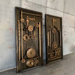 Metalowa dekoracja drzwi w stylu steam punk