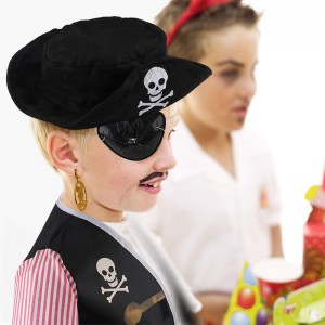 12 tk. Lapsed teesklevad, et mängivad piraatkostüümi rollimängu Kleitmiskomplekt Halloweeniks