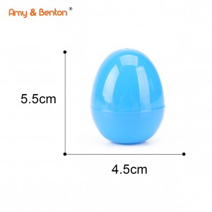 Kolorowe, wstępnie napełnione plastikowe jajka z różnymi rodzajami małych zabawek
