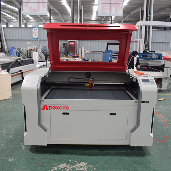 Stroj za lasersko rezanje CO2 s samodejnim podajanjem Stroj za lasersko graviranje tkanin, akrilnega lesa Prikazana slika