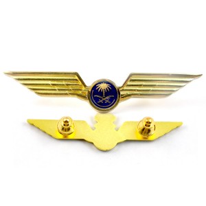 Osunwon china Apeere Ọfẹ Ṣe Logo tirẹ aṣa irin idẹ goolu pilot pilot baaji PIN