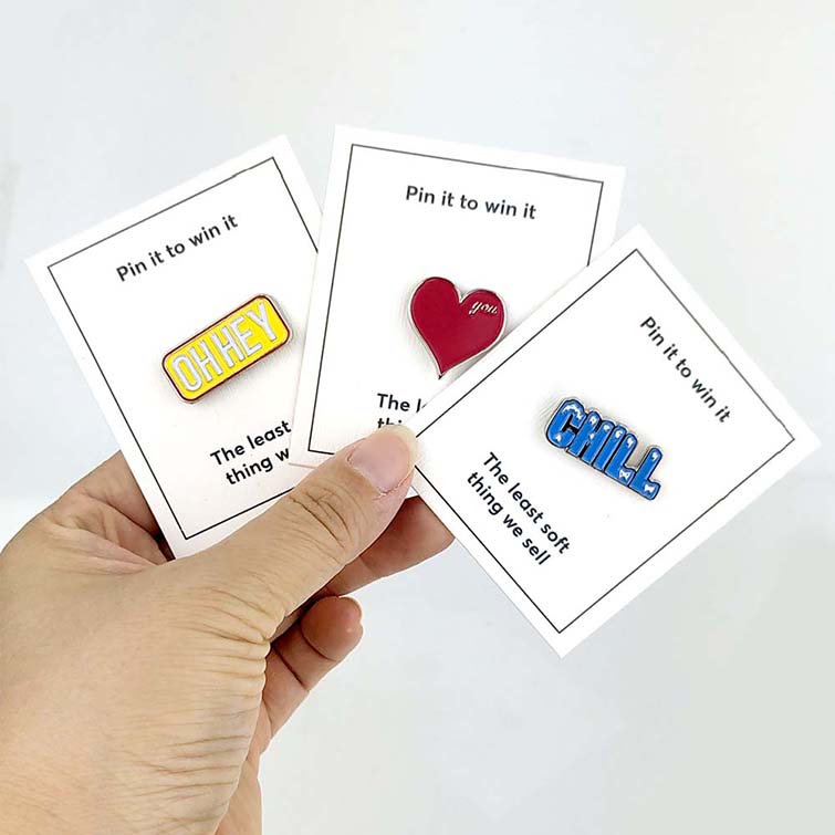 Lapel Pin Badge mat Card Fabrikant beschwéiert Design Är eege Benotzerdefinéiert Soft Hard Email Pin Featured Image