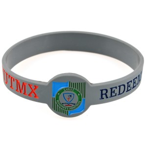 Oem Customized Tshiab Debossed Silicone Wrist Band Personalized Logo Yas Bracelet Wristband Rau Cov Txiv neej