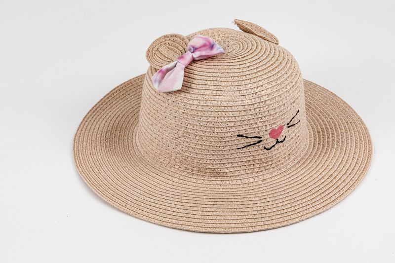 Pălăriile de paie sunt unul dintre decorurile indispensabile pentru bebeluși vara