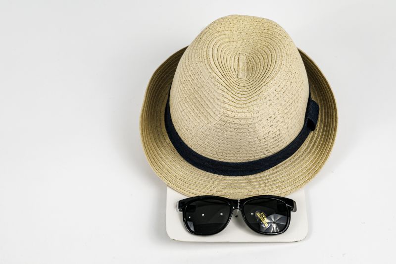 Conjunto moderno de proteção solar para o seu bebê – chapéu de palha e óculos de sol