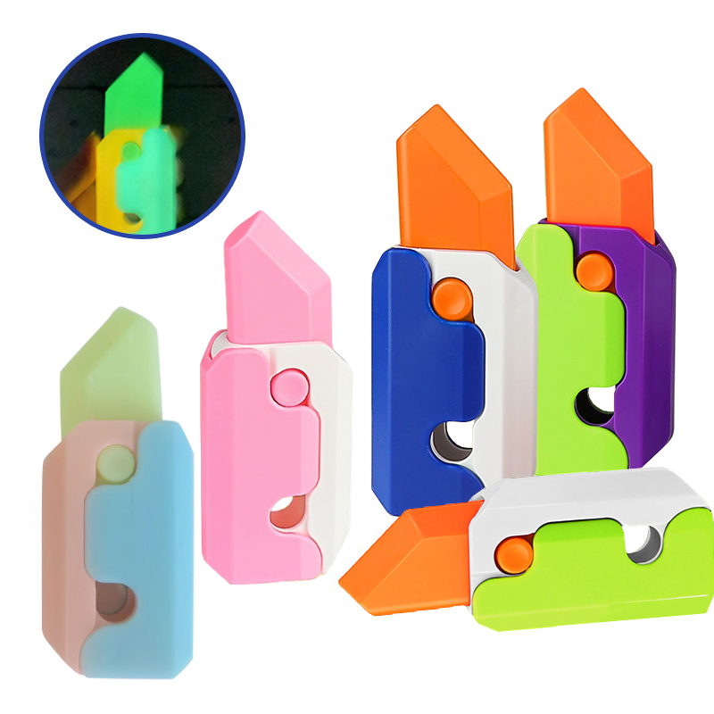 Felnőtteknek izzó, izgul érzékelő játékok Kicsi műanyag visszahúzható sárgarépa késtámasz stresszoldó 3D nyomtatott gravitációs retekkés játék Kiemelt kép
