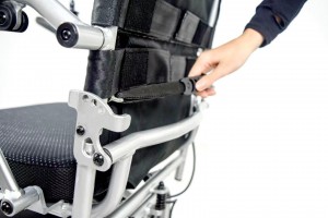 كرسي متحرك كهربائي فاخر قياسي خفيف الوزن من الألومنيوم قابل للطي يدويًا