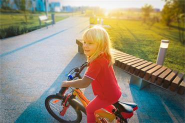 How to teach the child to ride bike correctly?