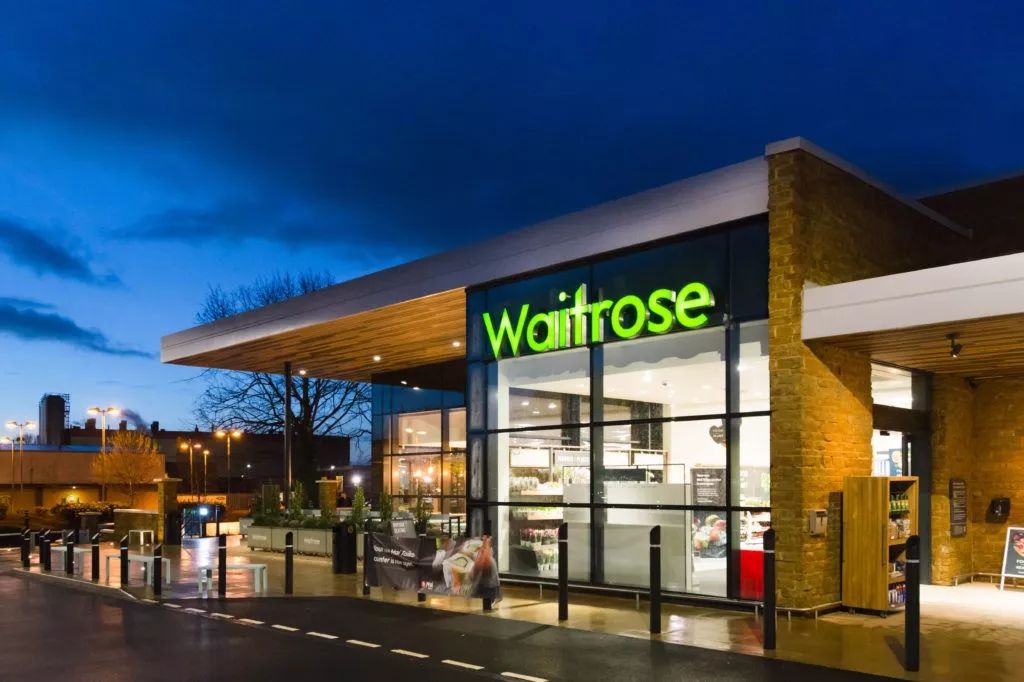 Brittiläinen supermarketketju Waitrose lopettaa kertakäyttöisten höyrystystuotteiden myynnin