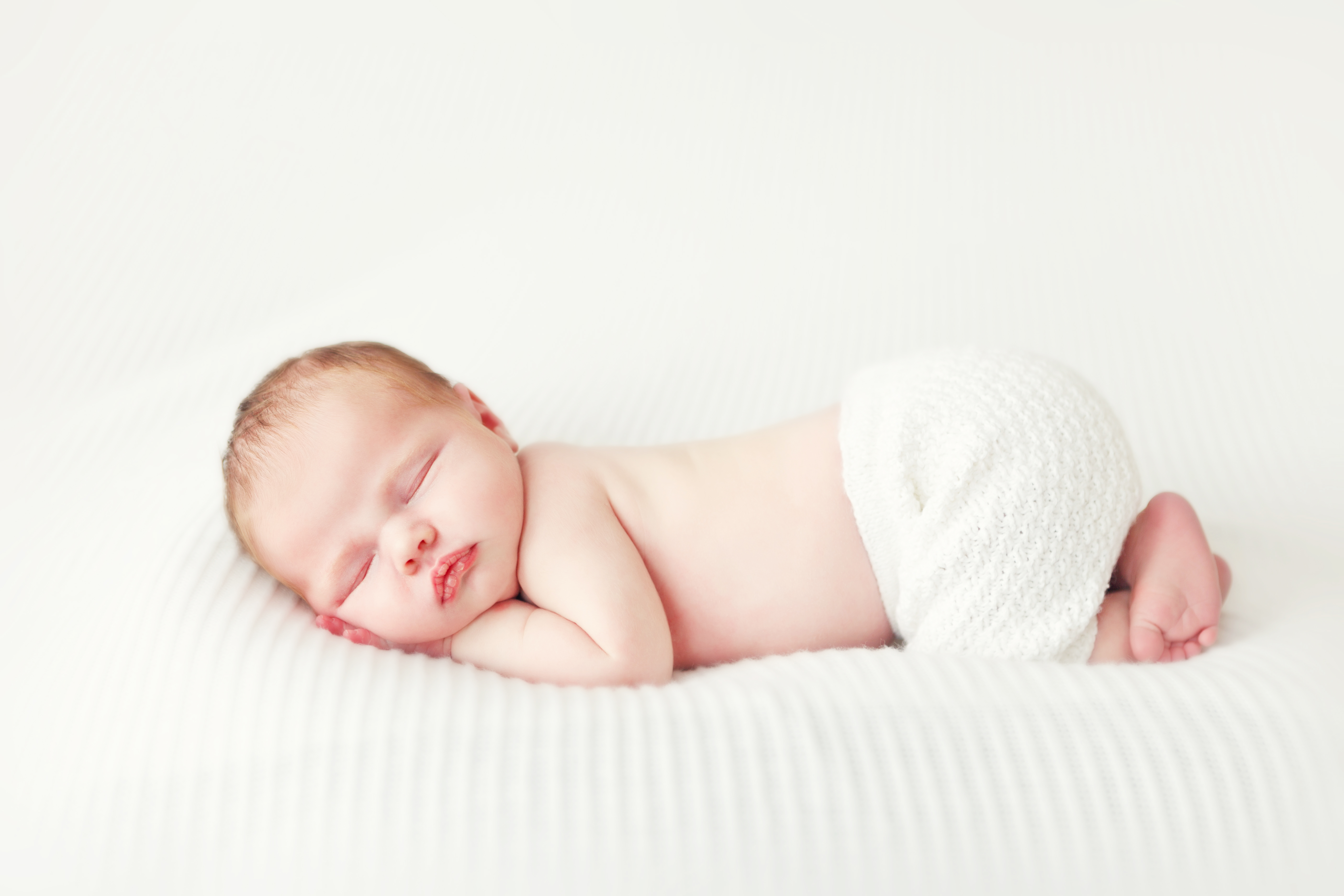 Základné tipy pre starostlivosť o novorodenca: Od kŕmenia po odbaľovanie a výber správnych plienok