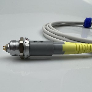 A standar atawa ngaropéa kabel soldering tur leuwih molding kalawan konektor