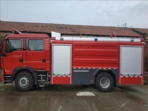 Sinotruk Howo 4X4 Vodný tankový hasičský automobil výrobca 5000-litrového hasičského auta