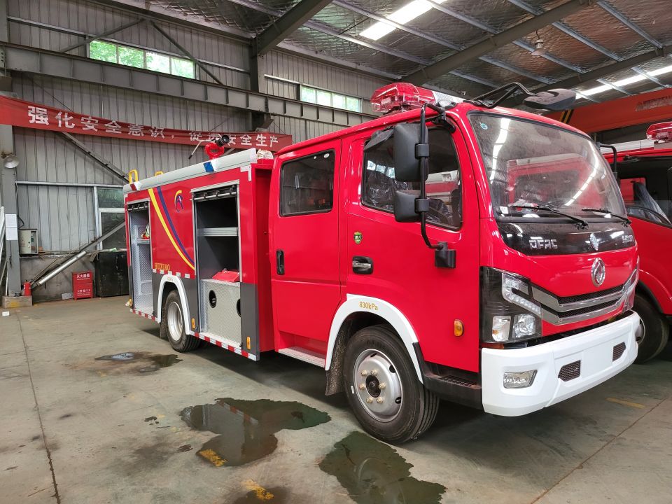 Provedor de vehículos Dengfeng Fire Force Venda directa Camión de bombeiros con tanque de auga de 2 toneladas Imaxe destacada
