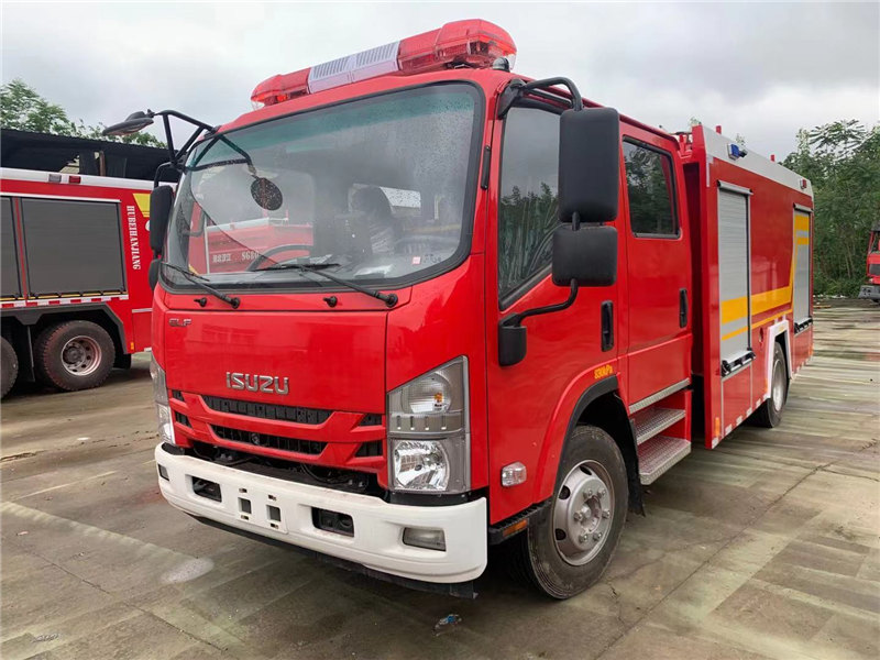 Prodhuesi i fabrikës kineze ISUZU 2ton i rezervuarit të ujit të kamionit zjarrfikës Imazhi i veçuar