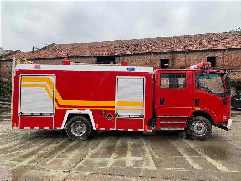 Çmimi i fabrikës ISUZU kamion special për ujë dhe rezervuar shkumë për shpëtimin e automjetit Makinë zjarrfikëse Makinë zjarrfikëse Kamion me pompë zjarrfikëse Imazhi i veçuar