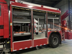 HOWO mentő- és tűzoltó teherautó nagy víz- és habkapacitással és teljesen felszerelt szerszámokkal
