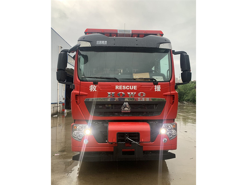 Camión de rescate e loita contra incendios HOWO con gran capacidade para auga e escuma e ferramentas totalmente equipadas Imaxe destacada