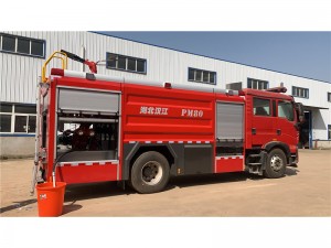 Városi MAN City vízihab-poros tűzoltó teherautó fényes felszereléssel