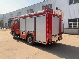 Sinotruck HOWO 4TON Espuma Tanque de agua Vehículo contra incendios