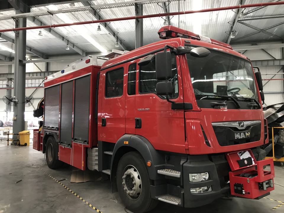 Camion dei vigili del fuoco di soccorso d'emergenza tedesco MAN