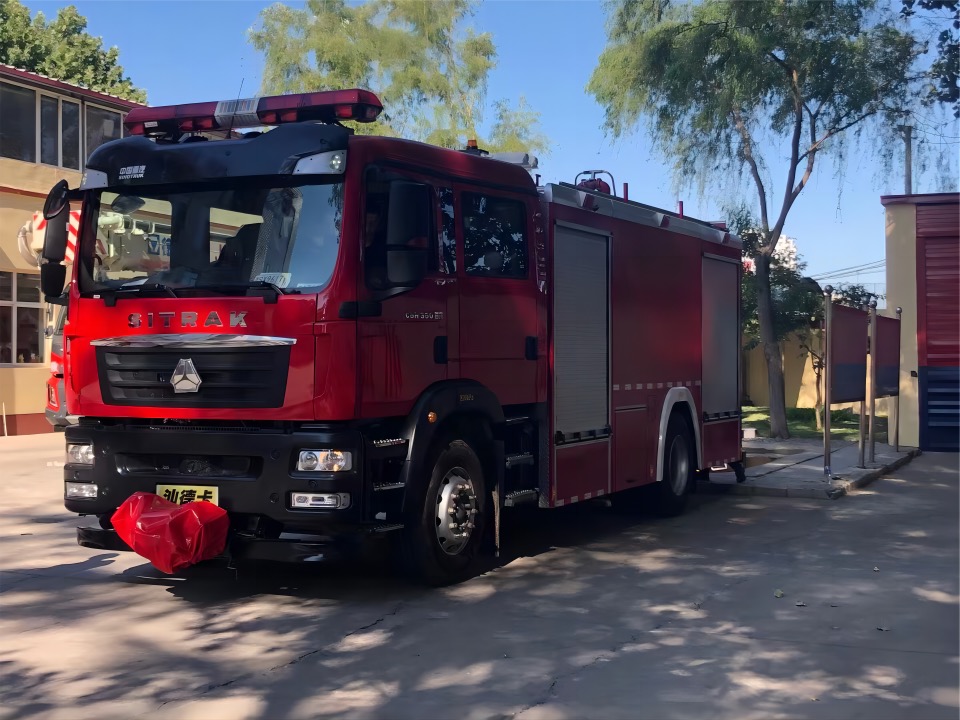 Camión de bomberos con tanque de agua de espuma Sitrak de 16000 litros