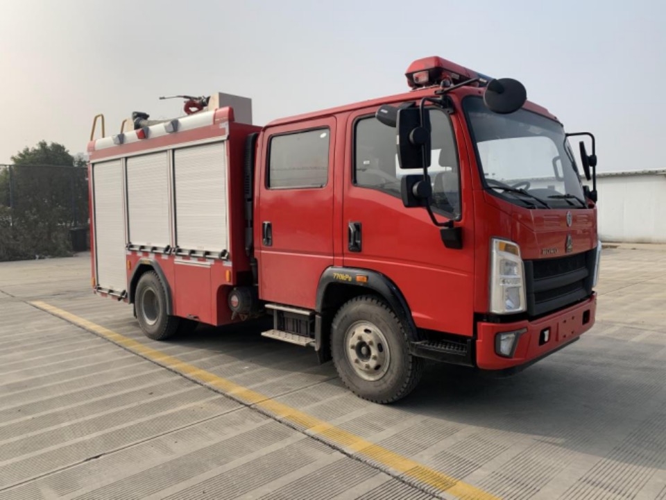 Camión de loita contra incendios con tanque de auga HOWO 4X4 de alta calidade para vendas feito en China Imaxe destacada