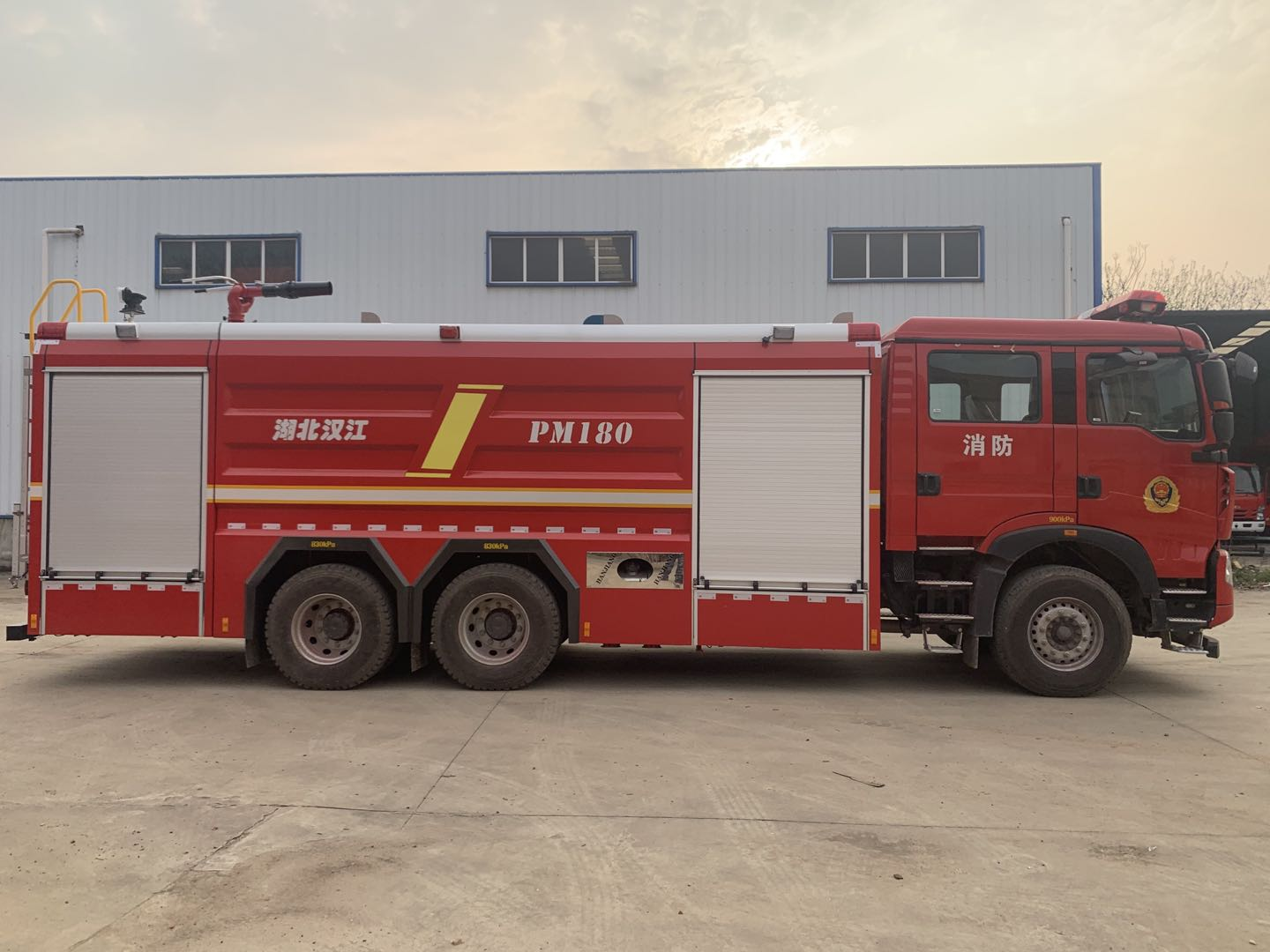 Camion antincendio con serbatoio di schiuma d'acqua da 18000 litri COMEO 6X4