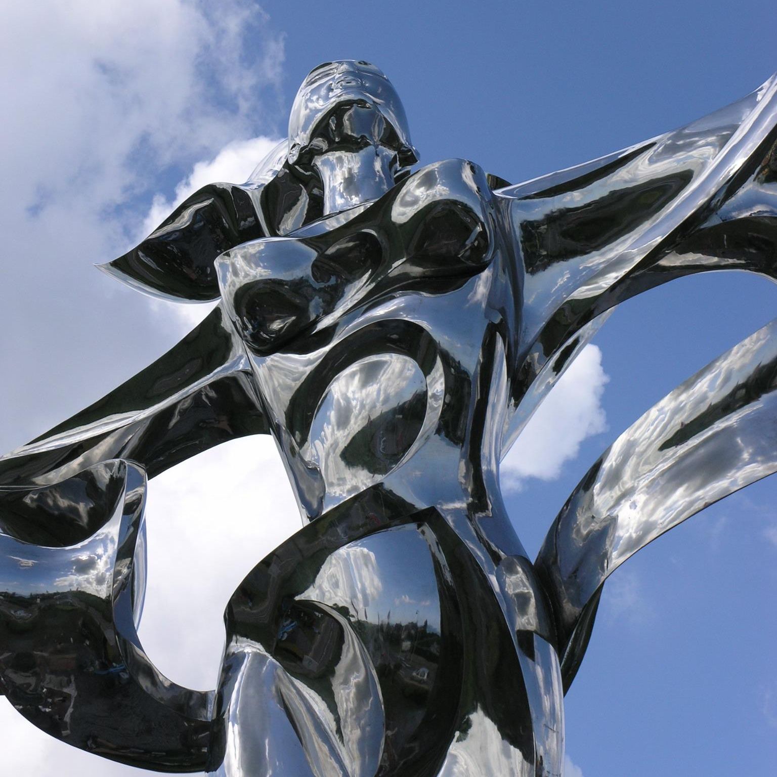 Escultura icónica de personaxes de aceiro inoxidable da paisaxe exterior