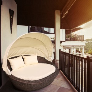 Ovales Gartenmöbel-Tagesbett aus Rattan-Harzgeflecht mit wasserdichtem Stoffüberdachung
