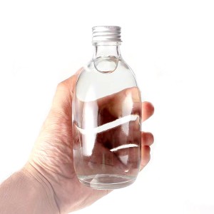 Szklana butelka na sok o pojemności 350 ml z metalowymi nakrętkami