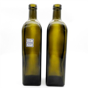 Квадратна пляшка оливкової олії об'ємом 750 мл